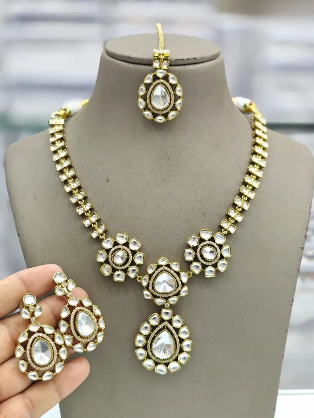 Ishhaara Luxurious Floral Kundan Set