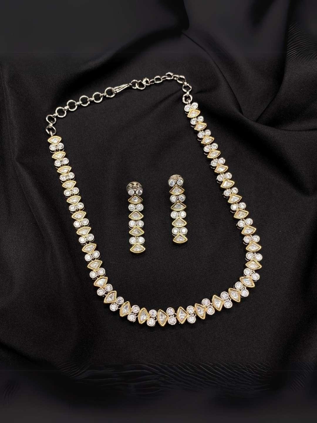 Ishhaara Magestic Single Line Kundan Necklace