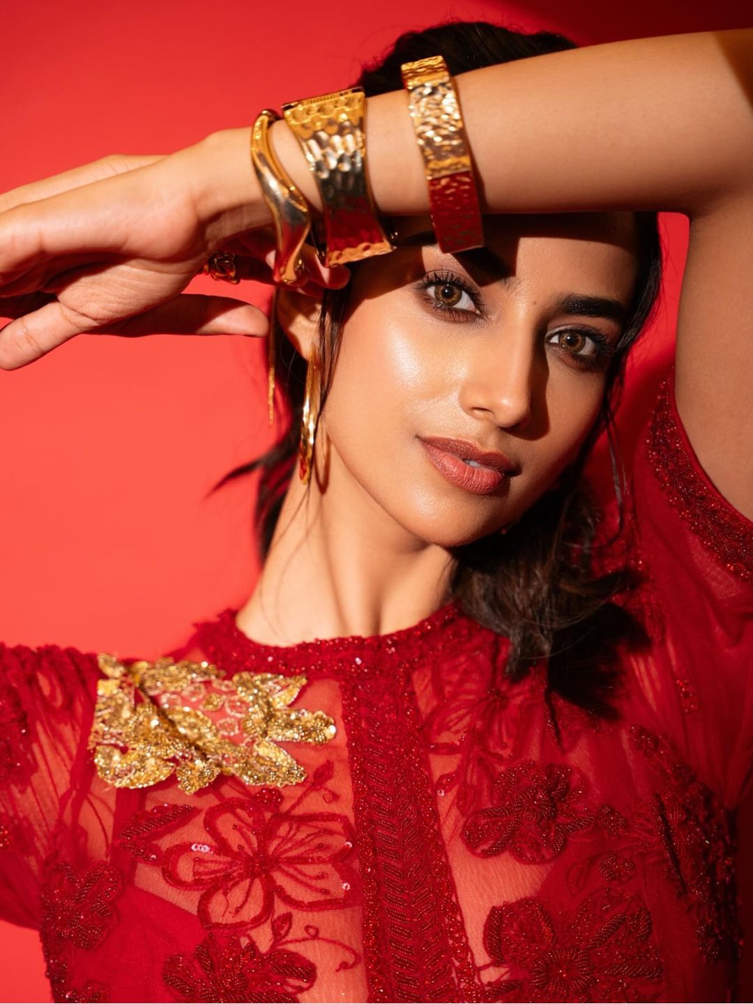 Ishhaara Meenaakshi Chaudhary In Squared Metallic Hinge Bangle Bracelet