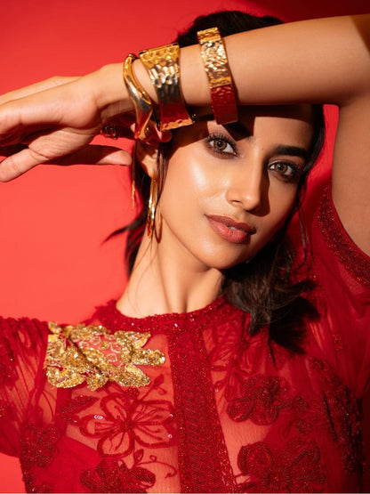 Ishhaara Meenaakshi Chaudhary In Squared Metallic Hinge Bangle Bracelet