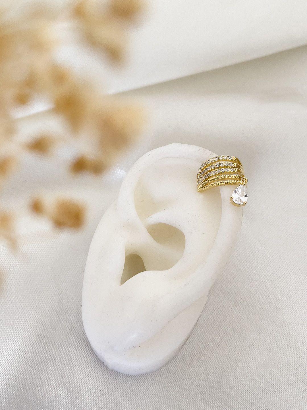 Ishhaara Minimalist Gold Earcuff