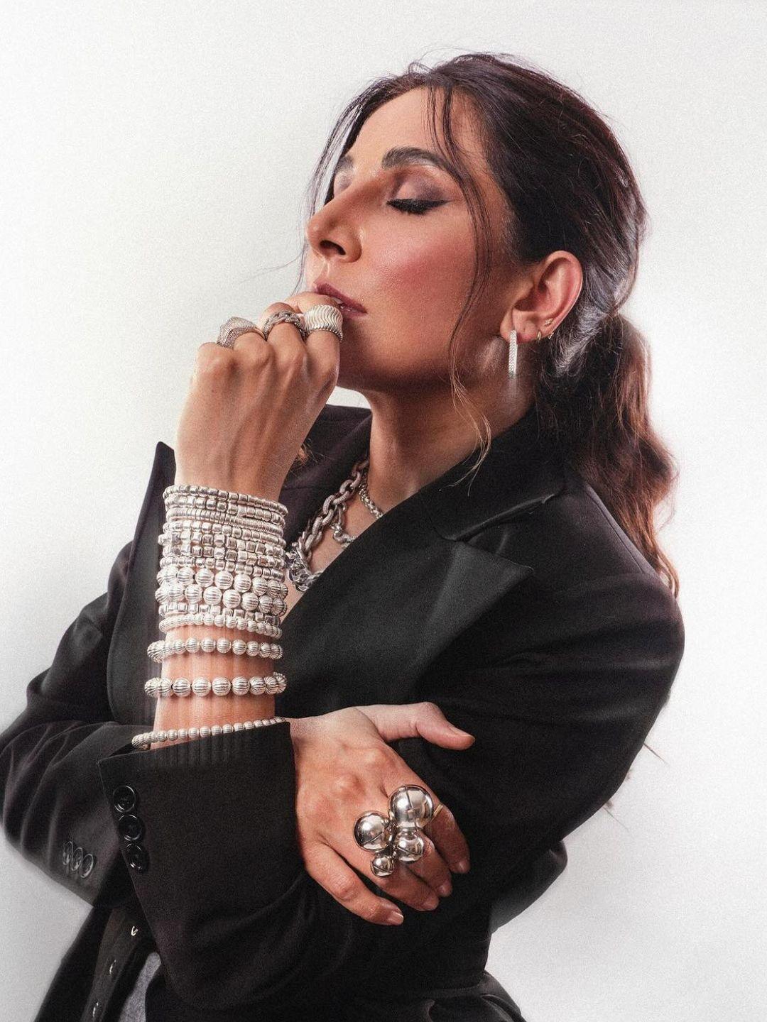 Ishhaara Monica Dogra In Diamond Studded Hoop Earrings