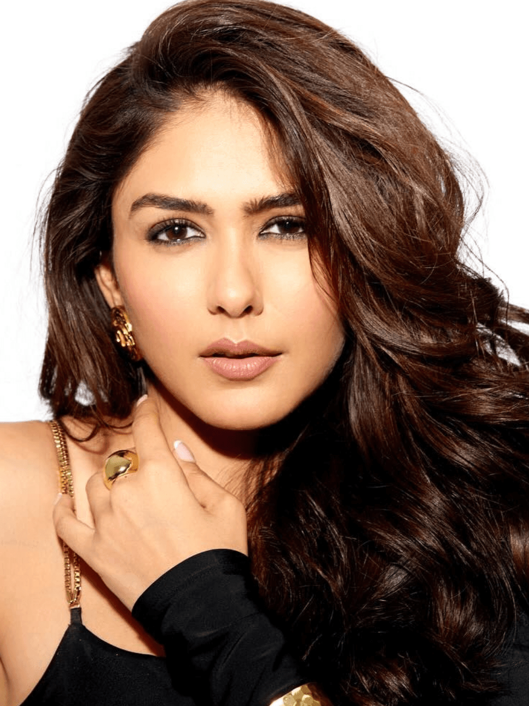 Ishhaara Mrunal Thakur In Polished Dome Ring