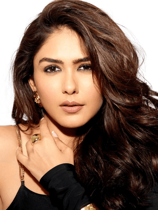 Ishhaara Mrunal Thakur In Polished Dome Ring