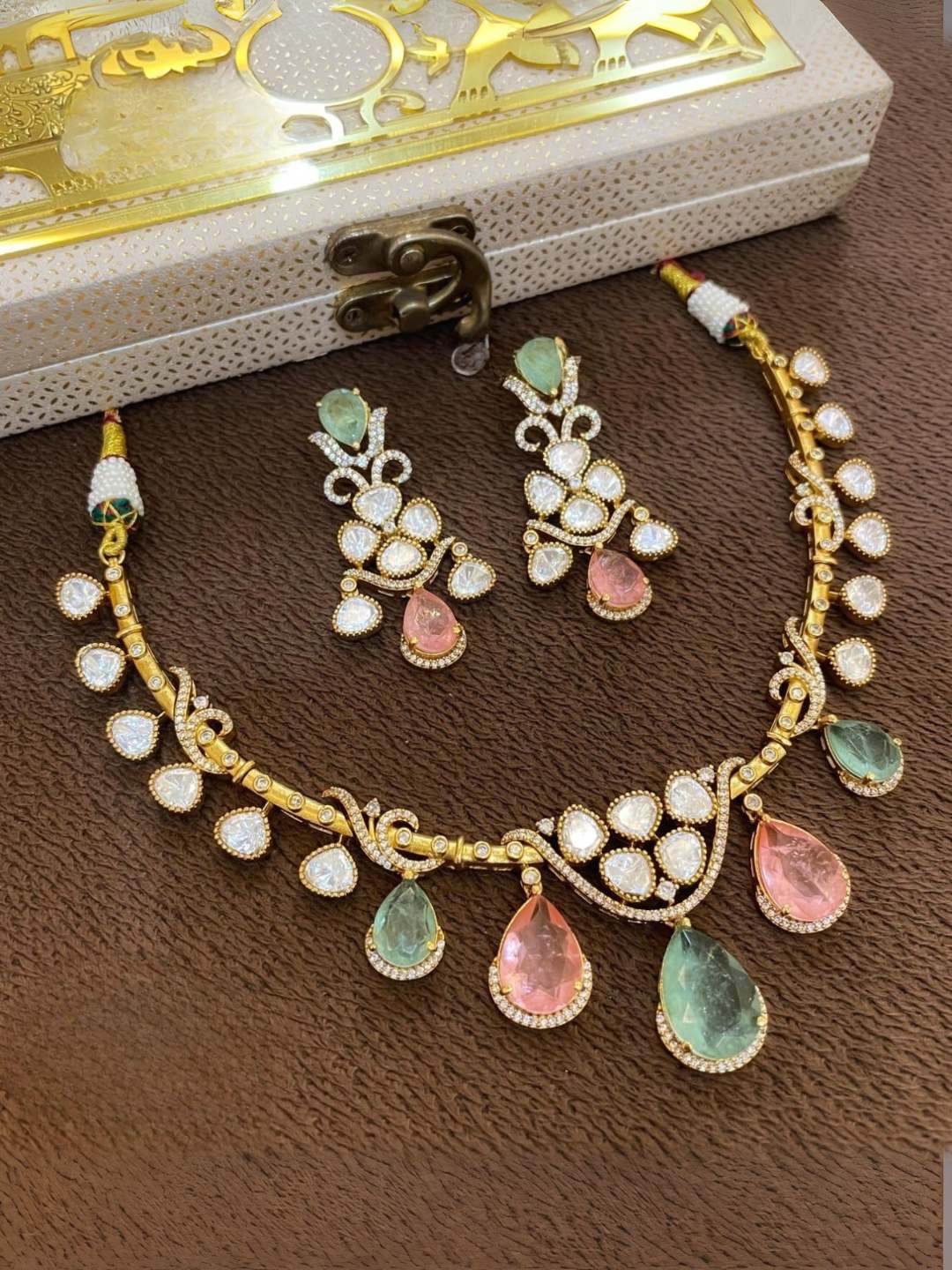 Ishhaara Dazzling Moissanite With Doublet Stone Kundan Choker
