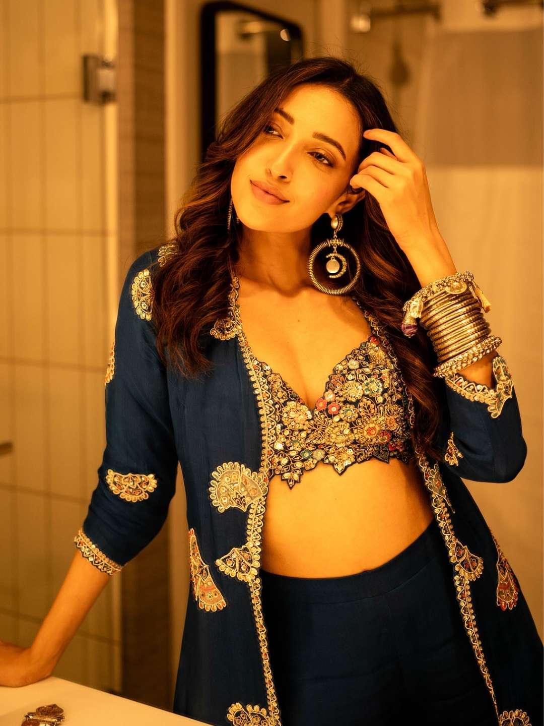 Ishhaara Neha Shetty In Stackable Bracelets Gold