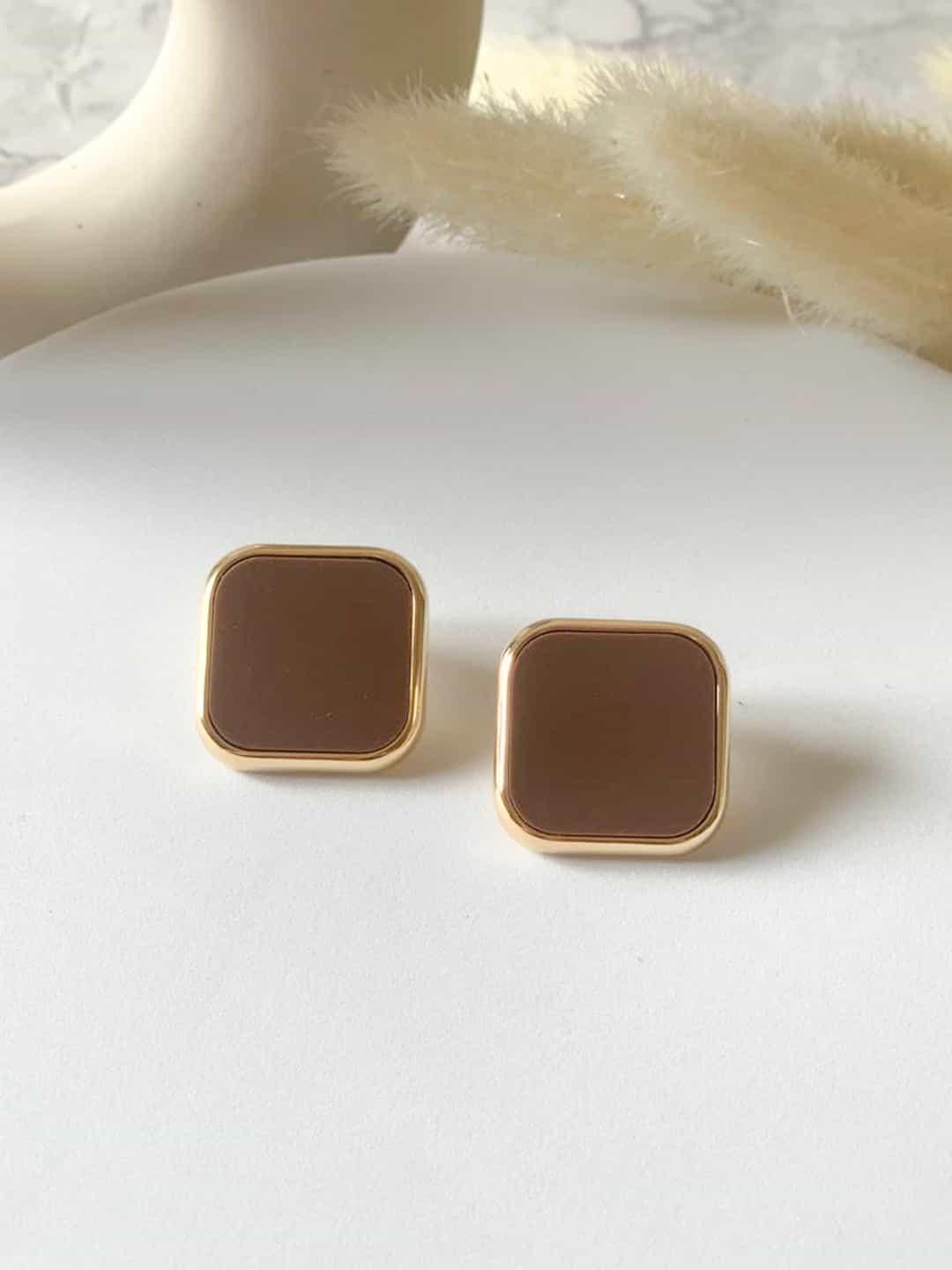 Ishhaara Nikita Dutta In Square Gold Frame Earring