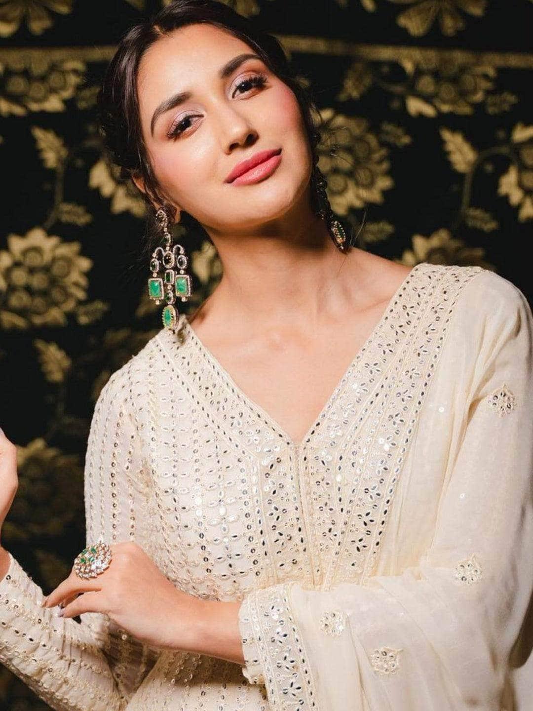 Ishhaara Nikita Dutta In Victorian Emerald Diamond Earring