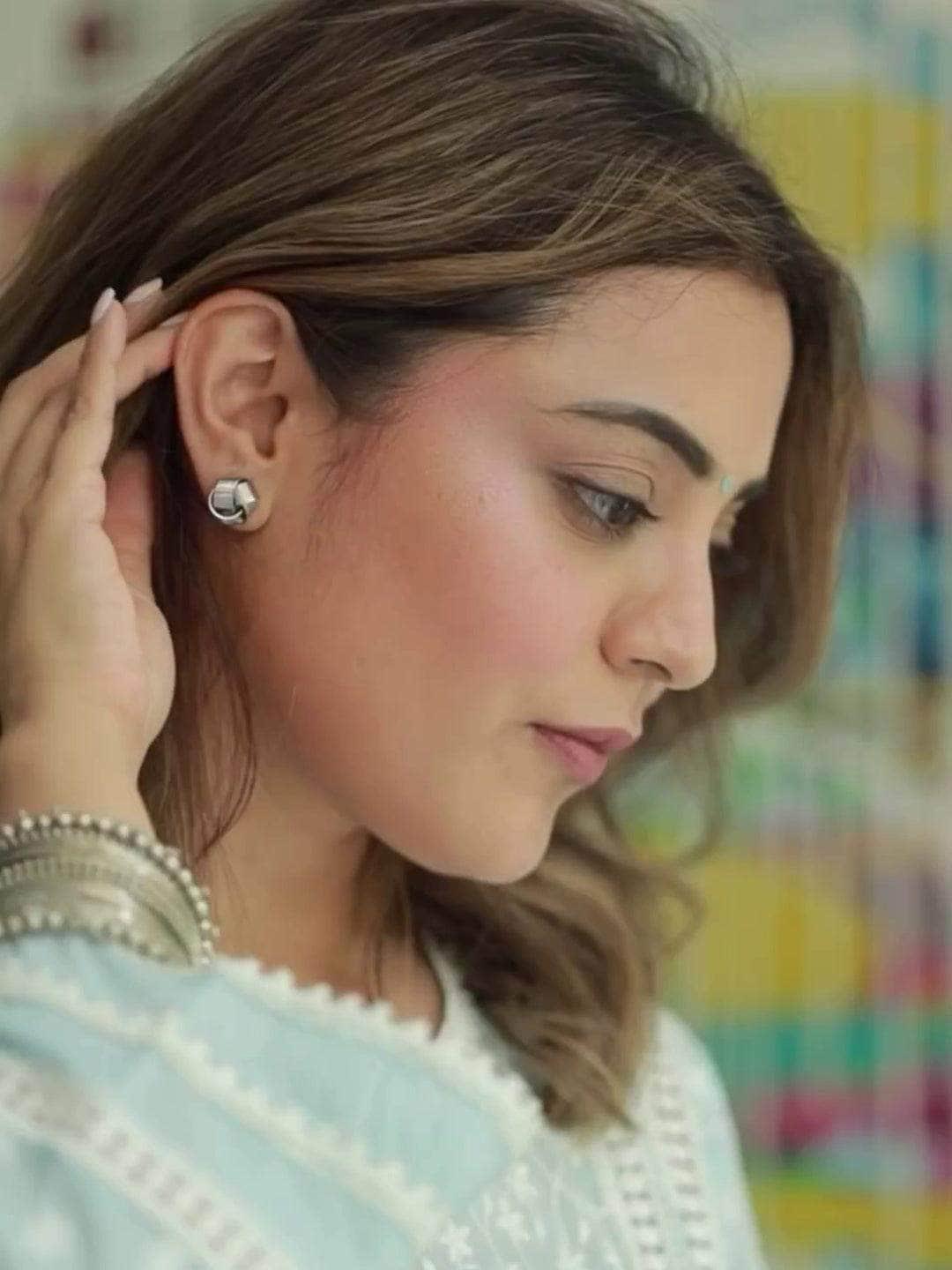 Ishhaara Nisha Aggarwal In Classic Knot Earring