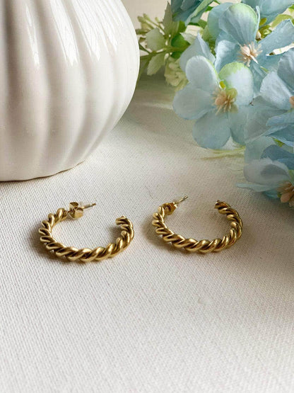 Ishhaara Nupur Sanon In Twisted Chunky Huggies