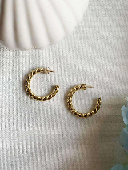 Ishhaara Nupur Sanon In Twisted Chunky Huggies