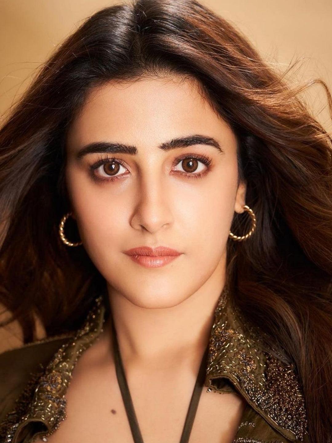 Ishhaara Nupur Sanon In Twisted Chunky Huggies