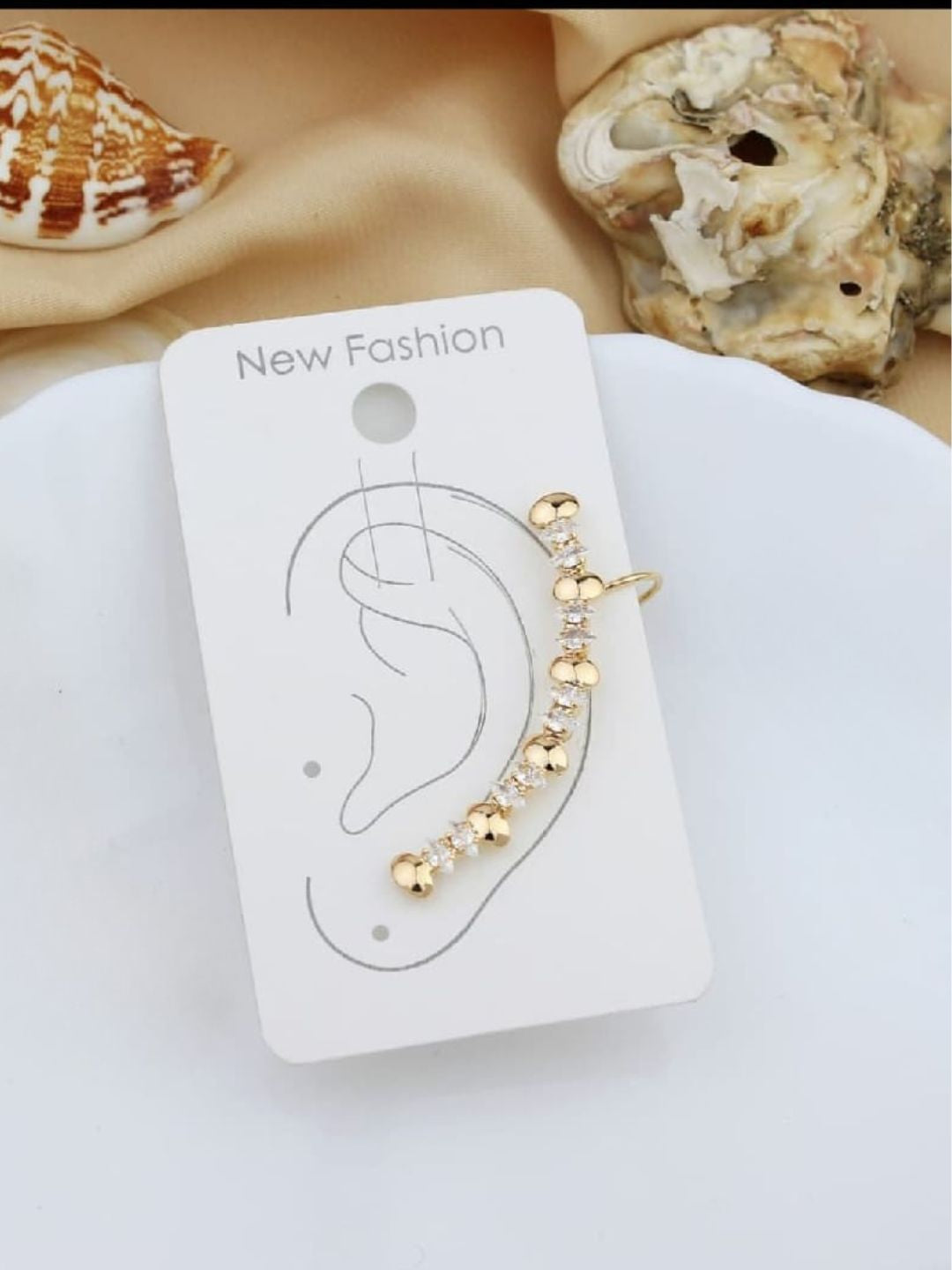 Ishhaara One Sided Dazzling Diamond Earcuff