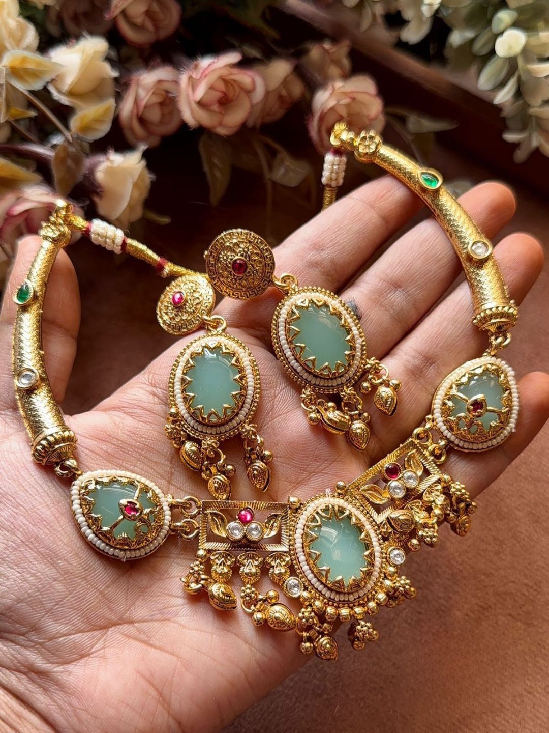 Ishhaara Oval Shaped Heritage Necklace Set