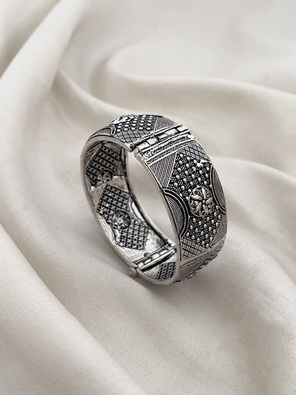 Ishhaara Oxidized Kada Bangle