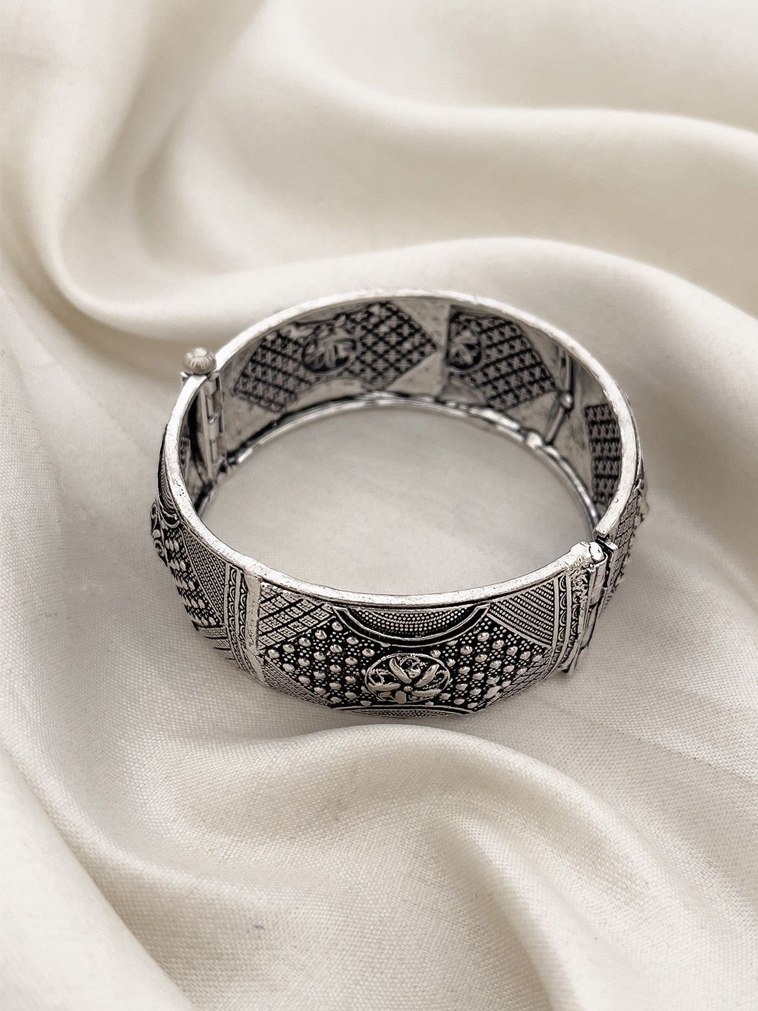 Ishhaara Oxidized Kada Bangle