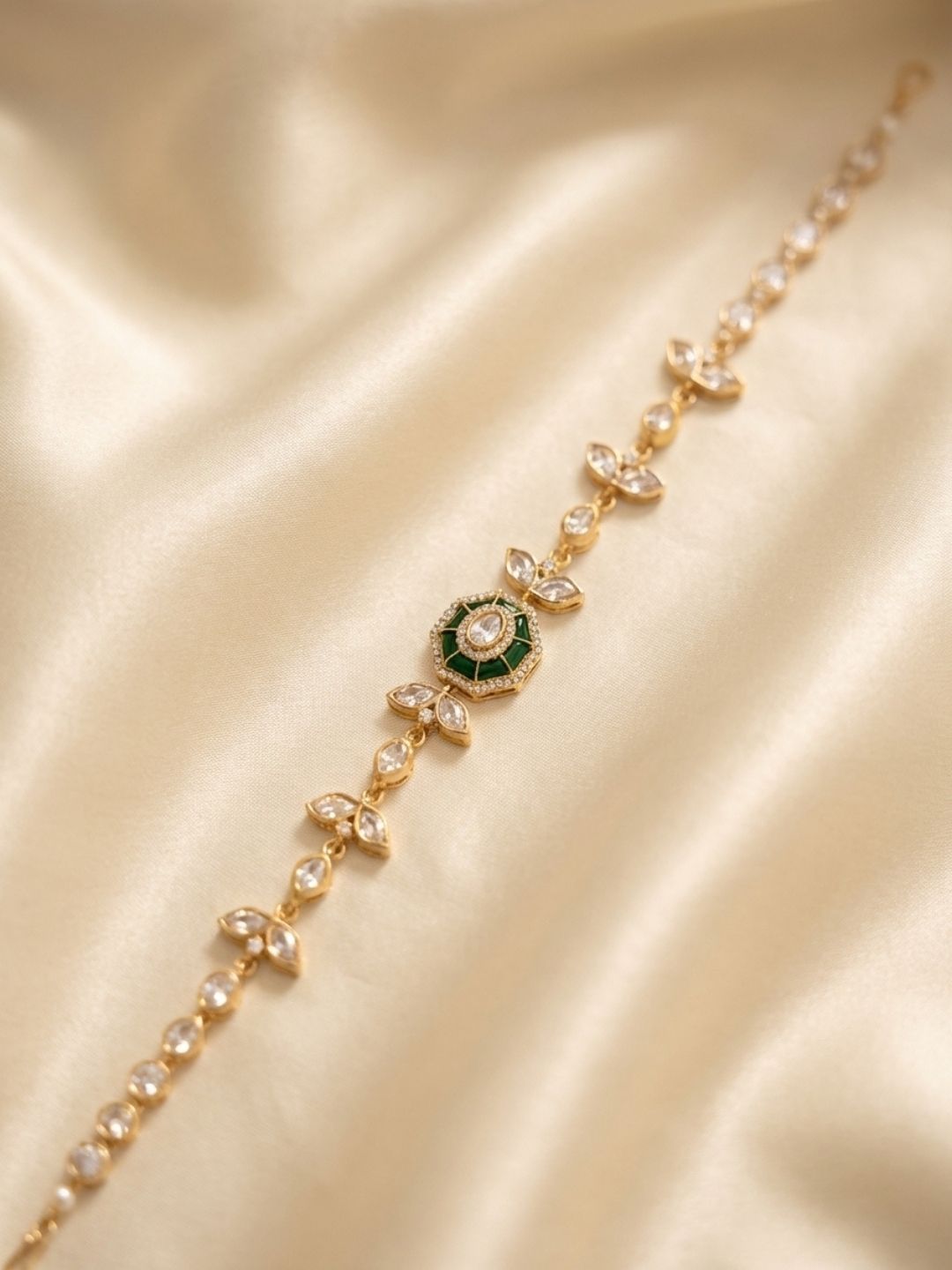 Ishhaara Pachi Kundan Sun Dainty Mathapatti