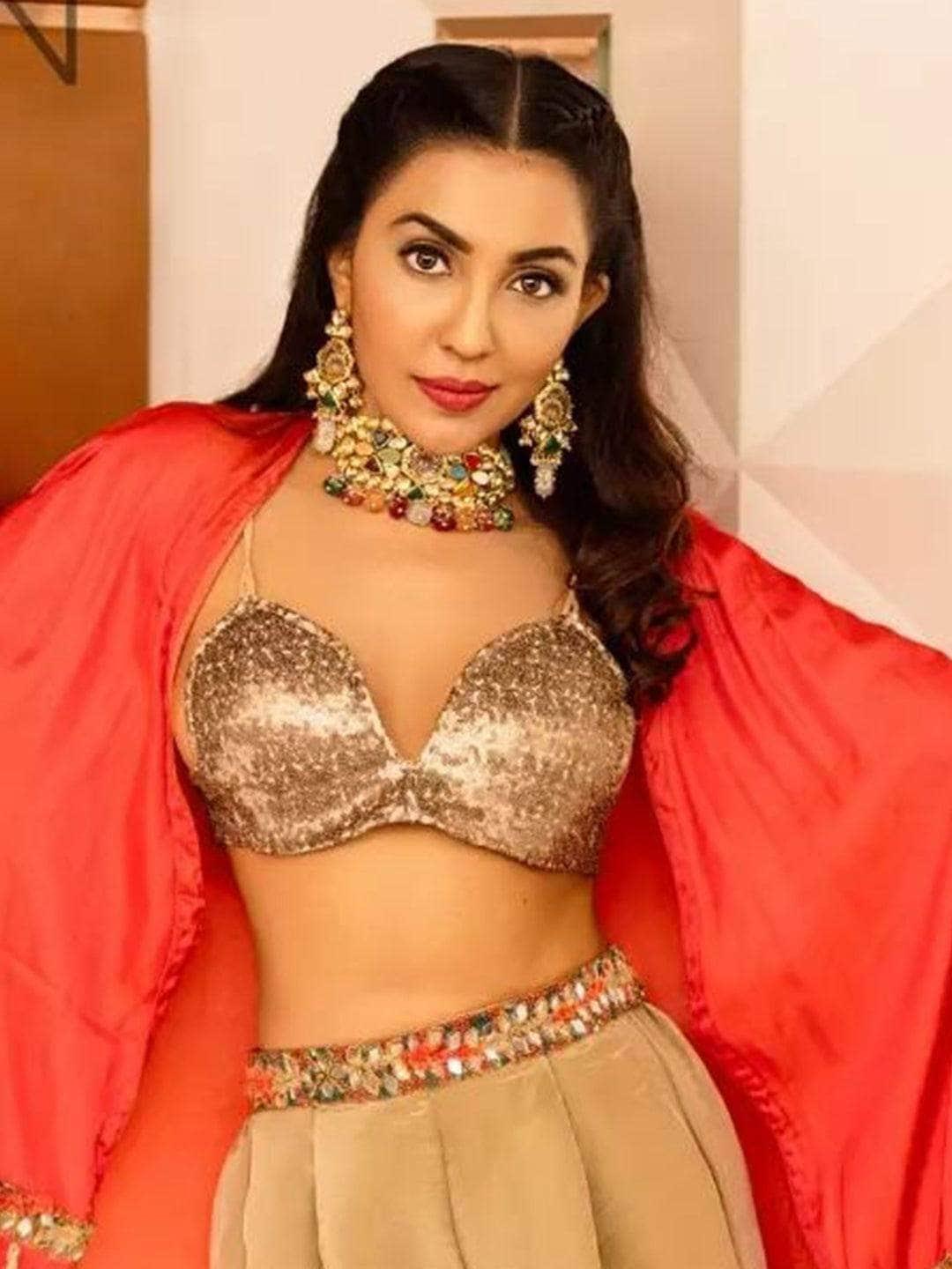 Ishhaara Parvati Nair In Multicolored Moon Stone Set