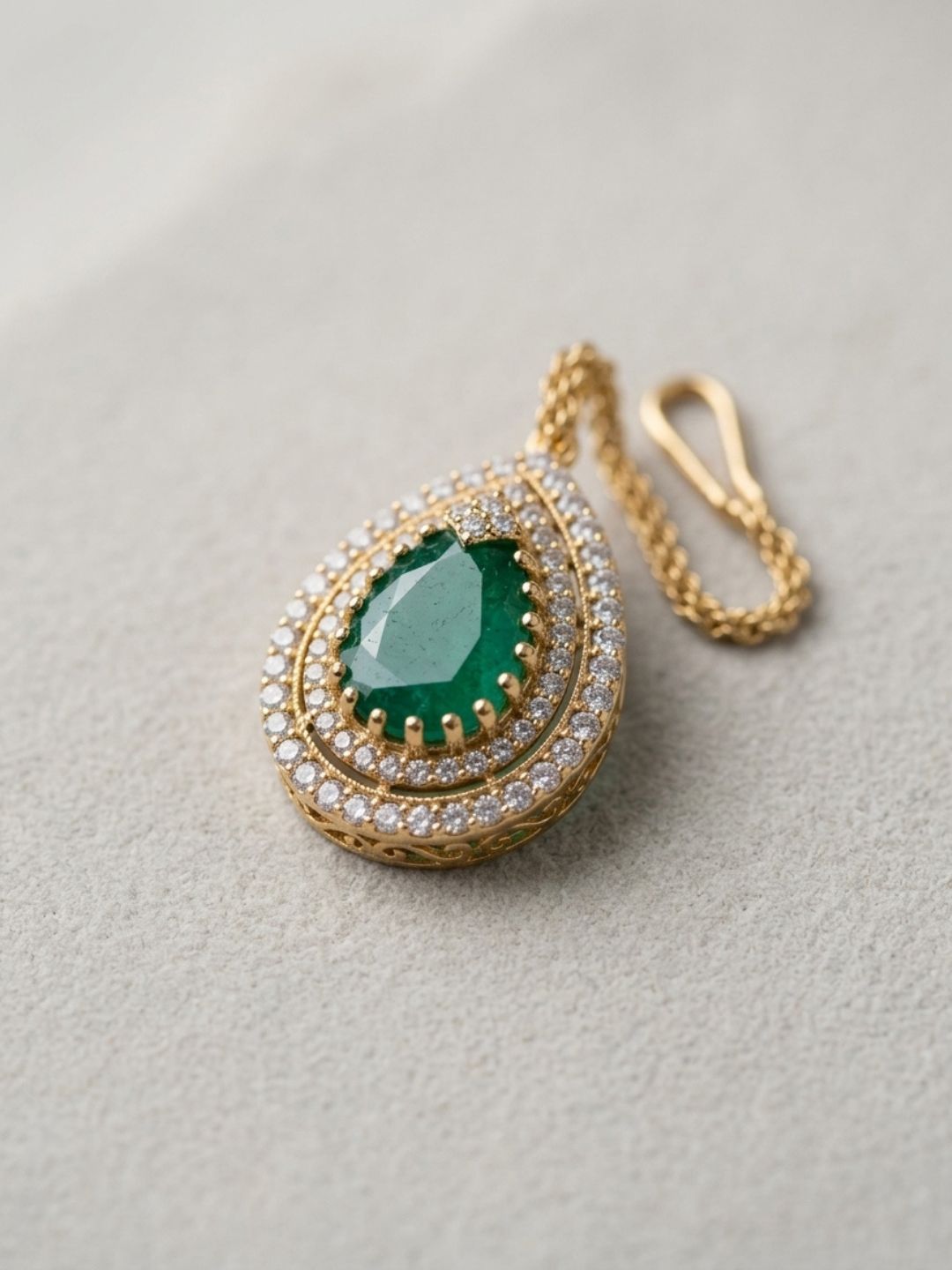 Ishhaara Pear Shape Emerald Maangtikka