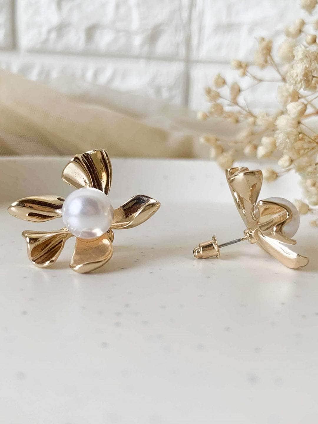 Ishhaara Pearl Blossom Earring