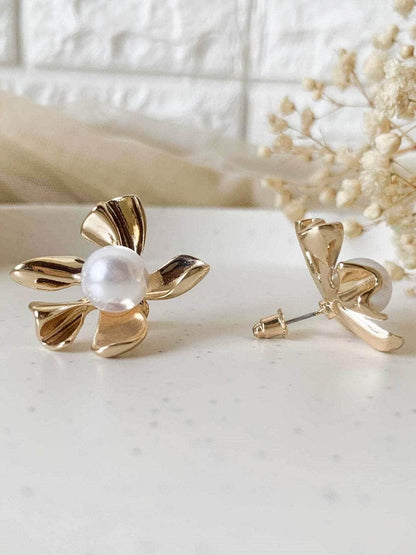 Ishhaara Pearl Blossom Earring