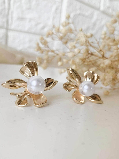 Ishhaara Pearl Blossom Earring