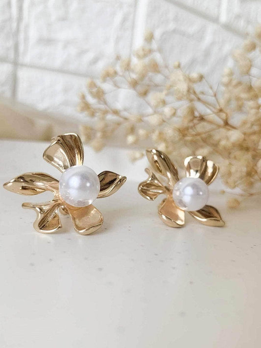 Ishhaara Pearl Blossom Earring