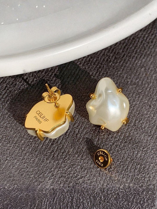 Ishhaara Pearl Stud Earring