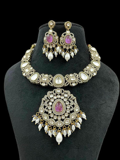 Ishhaara Victorian Necklace With Earrings