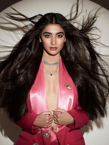 Ishhaara Pooja Hegde In Showstopper Necklace Silver