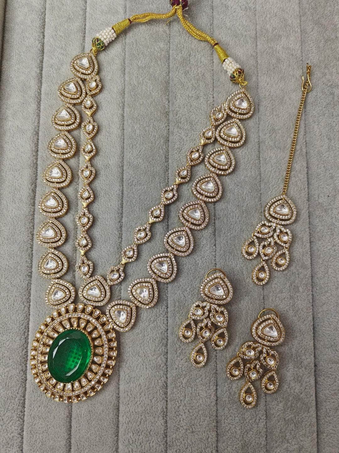 Ishhaara Premium Victorian Vintage Necklace Earrings Set