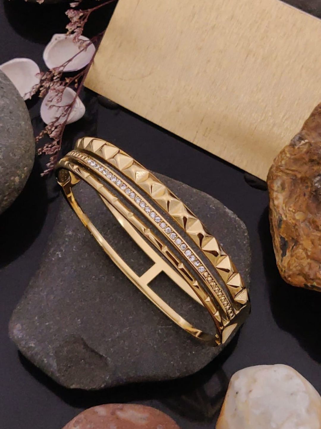 Ishhaara Pyramid Style Openable Bracelet