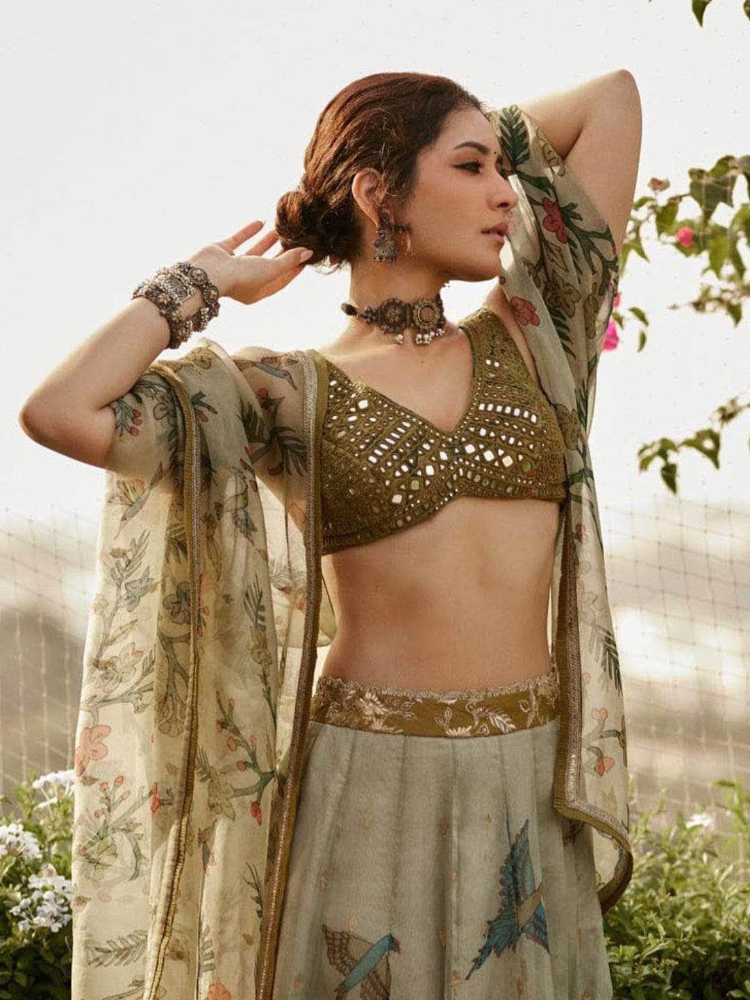 Ishhaara Raashii Khanna In Oxidised Flower Shaped Tribal Bangle