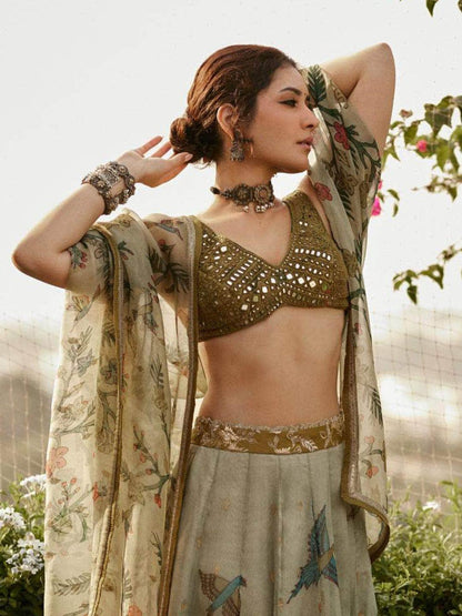 Ishhaara Raashii Khanna In Oxidised Flower Shaped Tribal Bangle