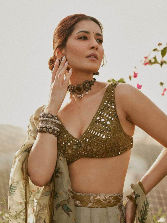 Ishhaara Raashii Khanna In Oxidised Flower Shaped Tribal Bangle