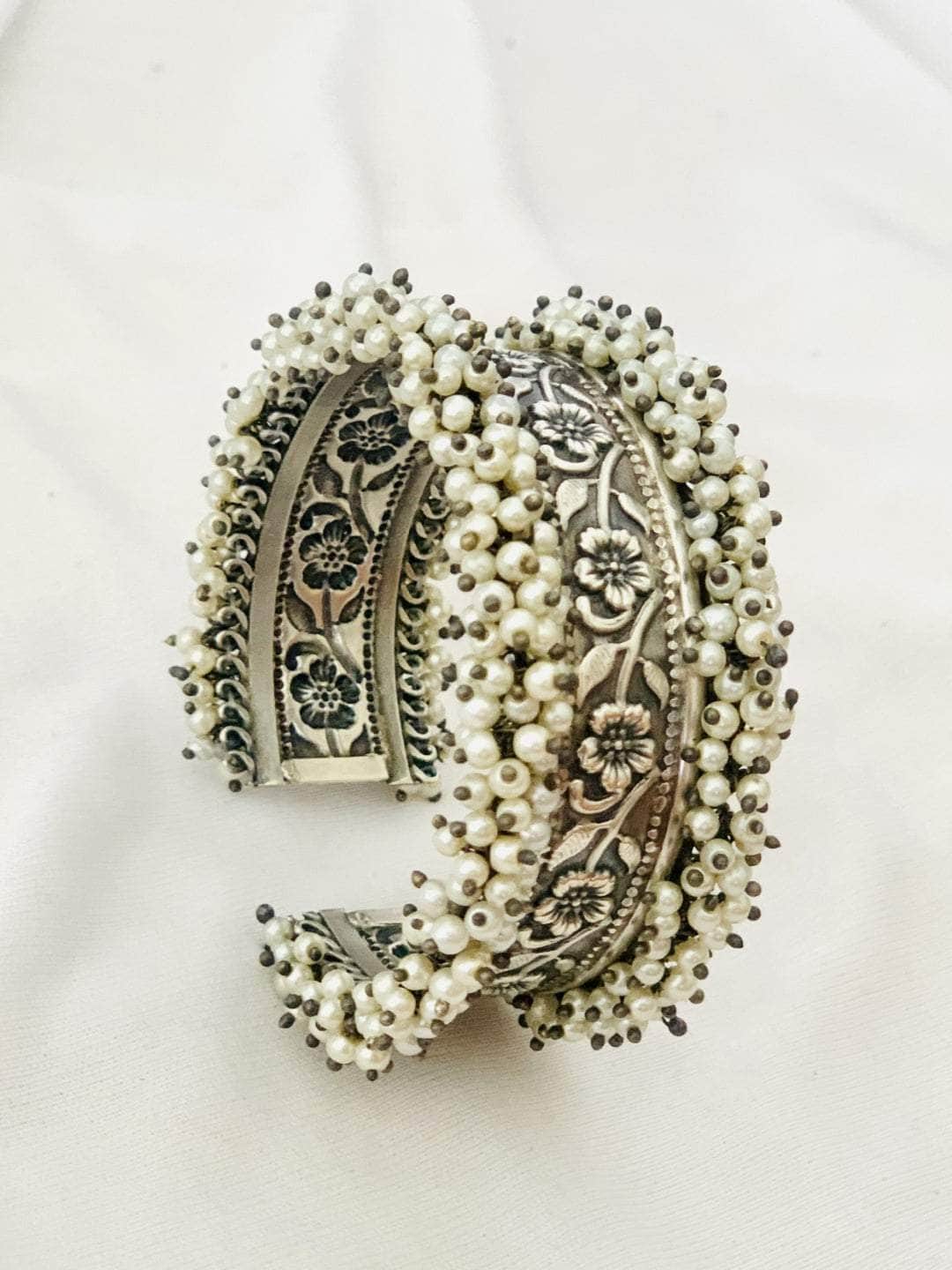 Ishhaara Raashii Khanna In Oxidised Pearl Handcrafted Cuff