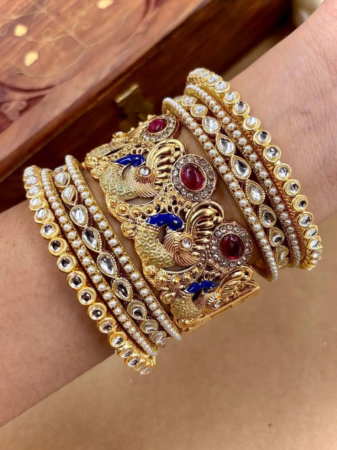 Ishhaara Rajwadi Bangles With Foral Design