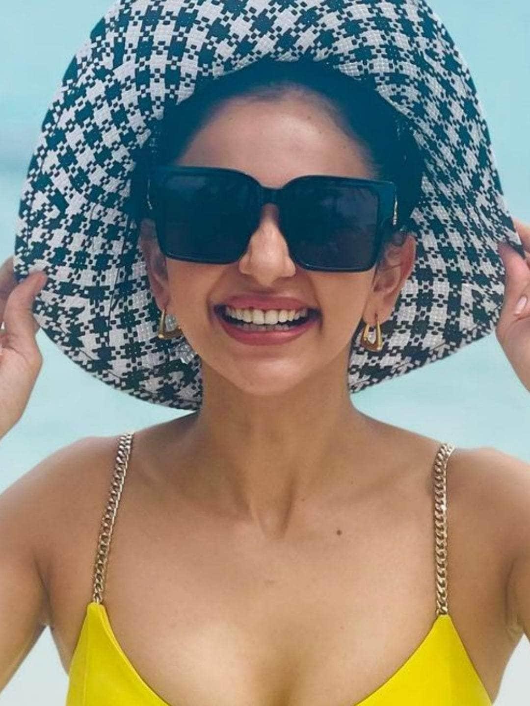 Ishhaara Rakul Singh In Trapezoid Hoop Earrings