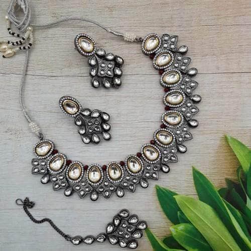 Ishhaara Oval Kundan Victorian Jadau Necklace Set