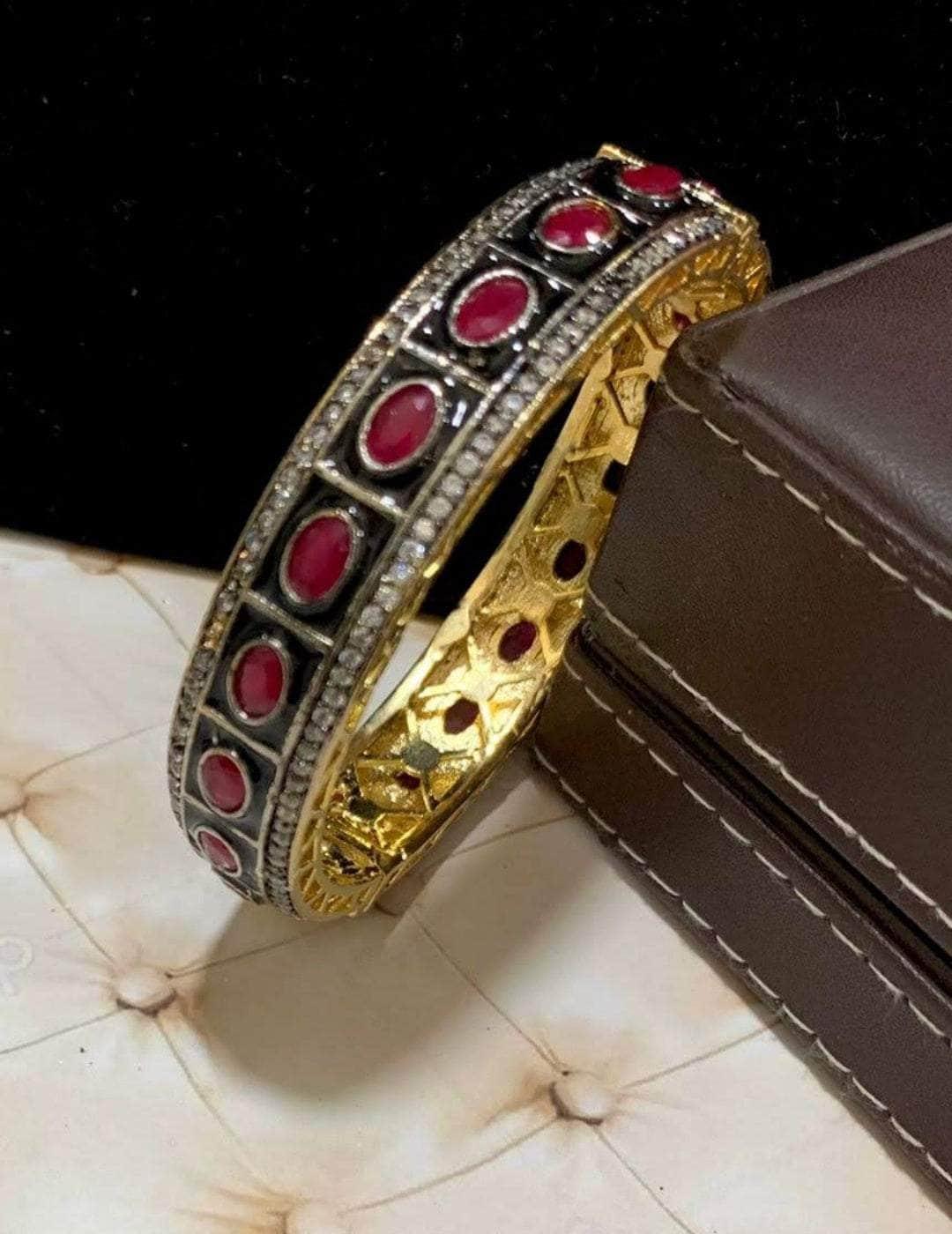 Ishhaara Vintage Wheel Round Bangle