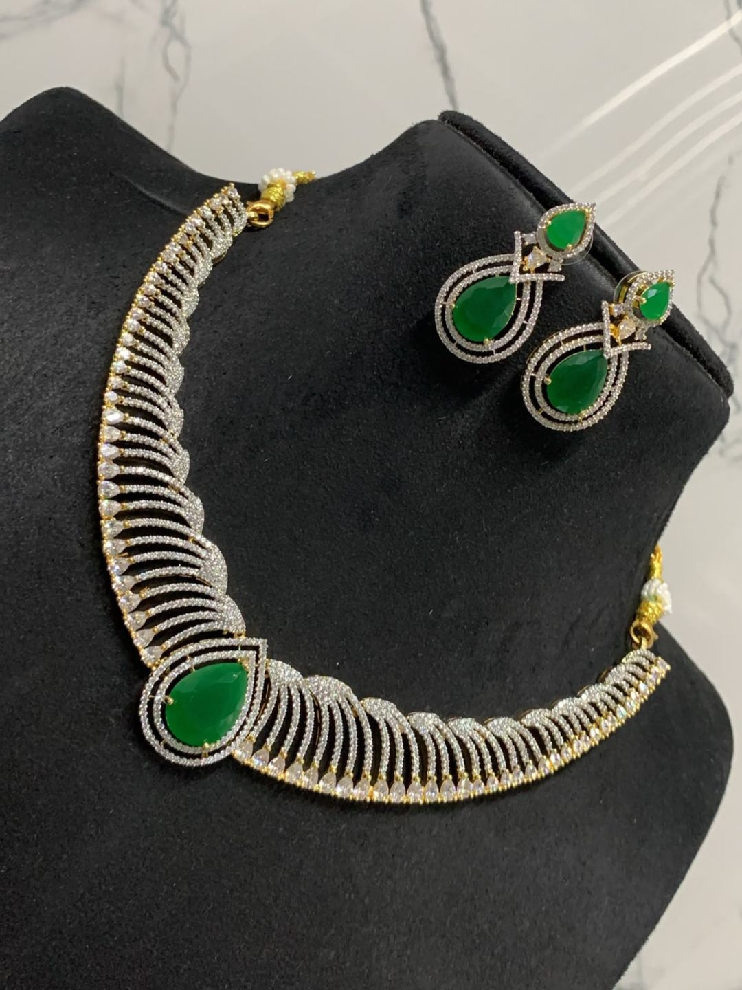 Ishhaara Regal Ad Emerald Green Stone Necklace