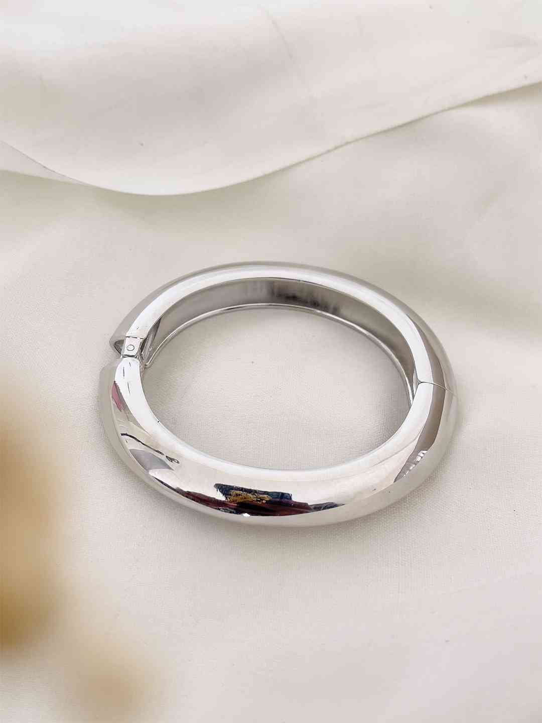 Ishhaara Round Sterling Silver Doughnut Bangle