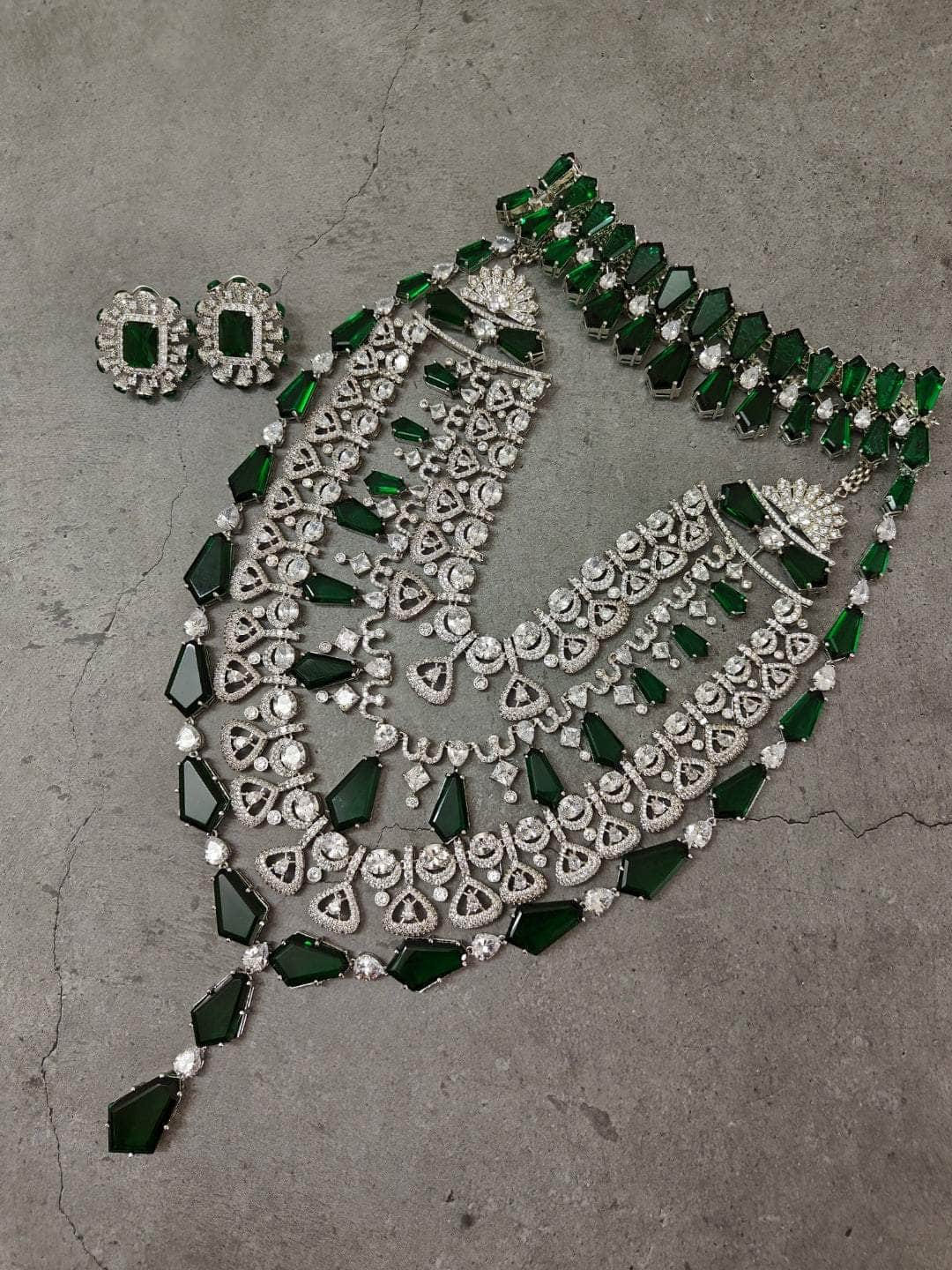 Ishhaara Royal Emerald Elegant Necklace