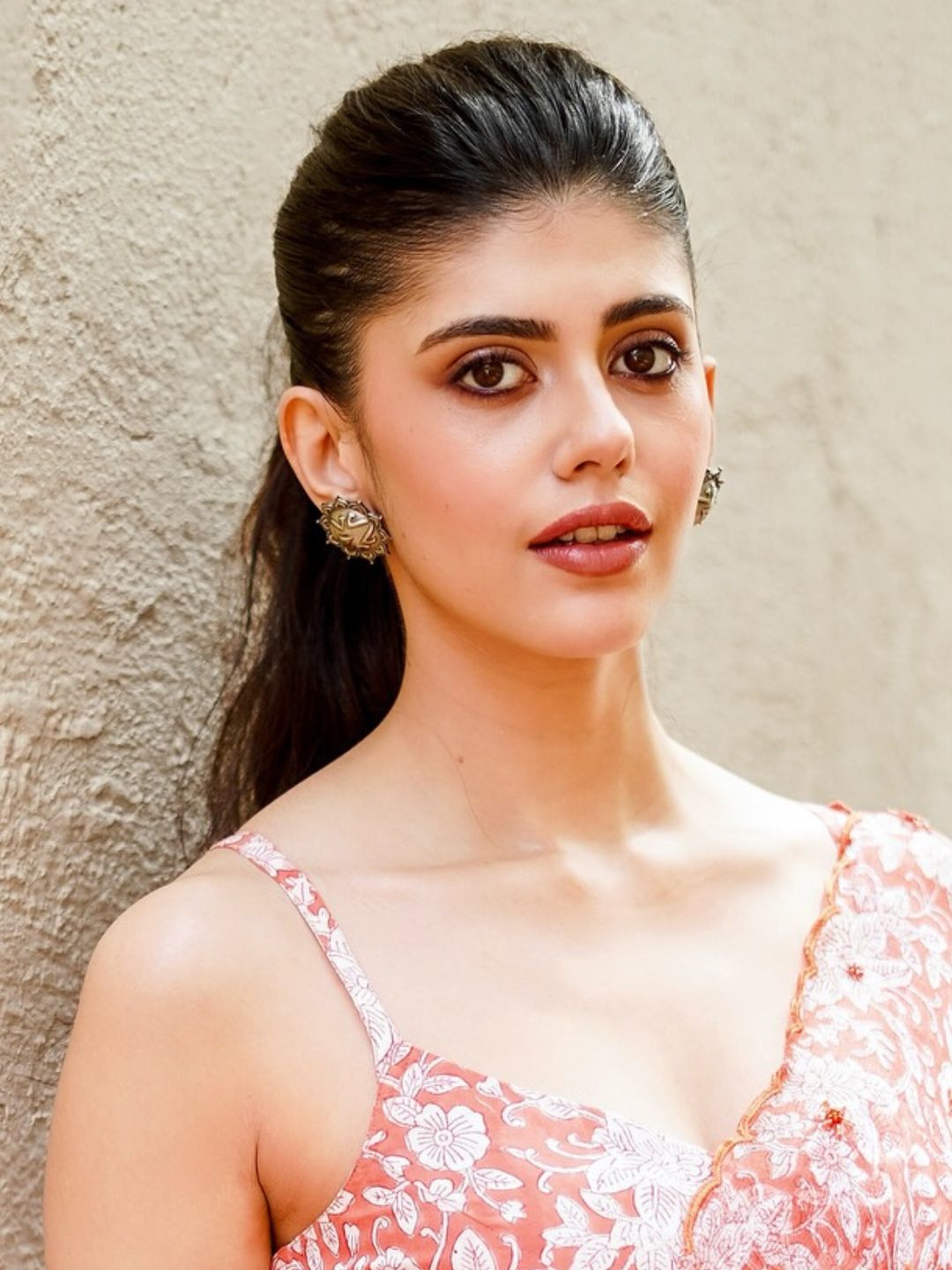Ishhaara Sanjana Sanghi In Oxidised Armour Stud Earrings