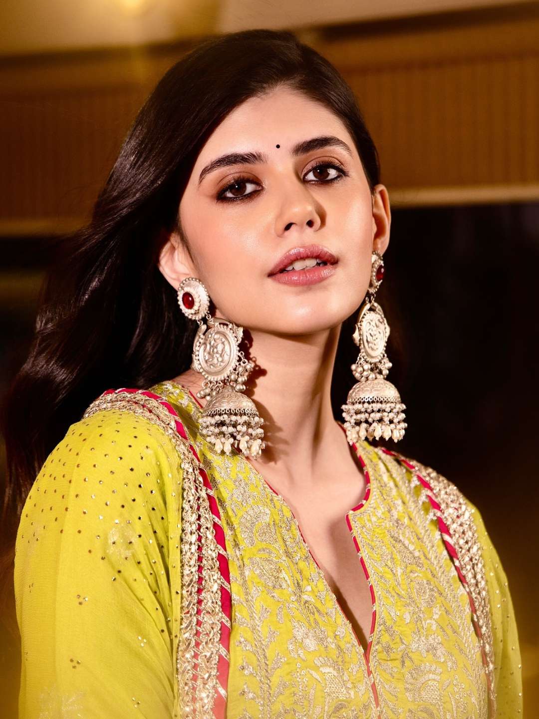 Ishhaara Sanjana Sanghi In Oxidised Jhumka Earrings