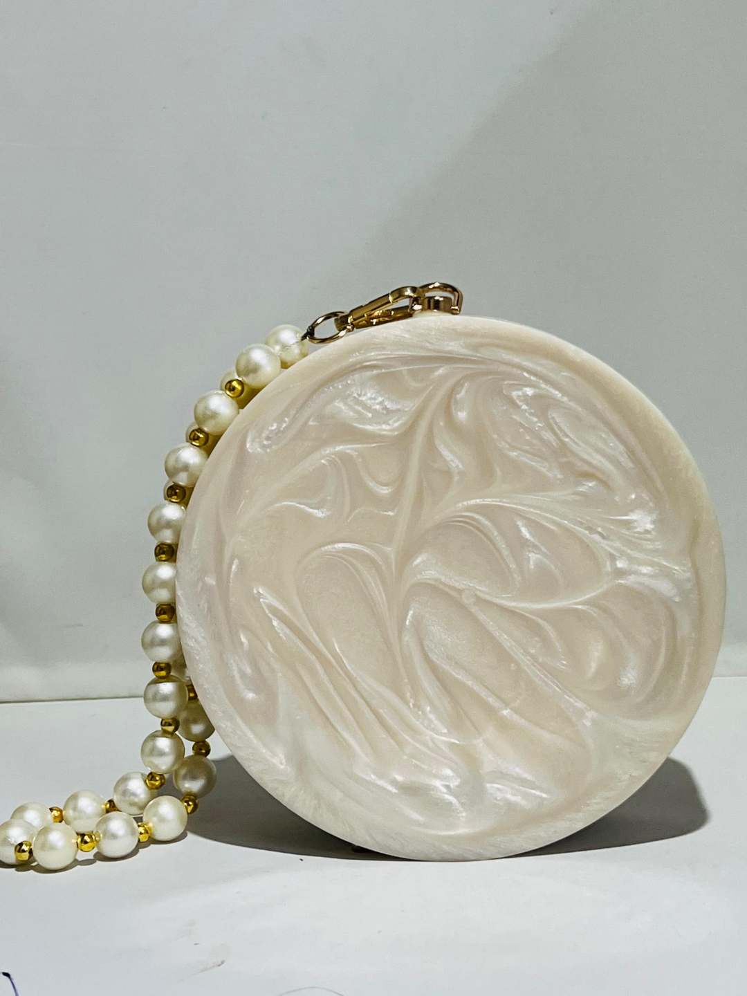 Ishhaara Sea Shell Inspired Resin Shell Round Shaped Bag