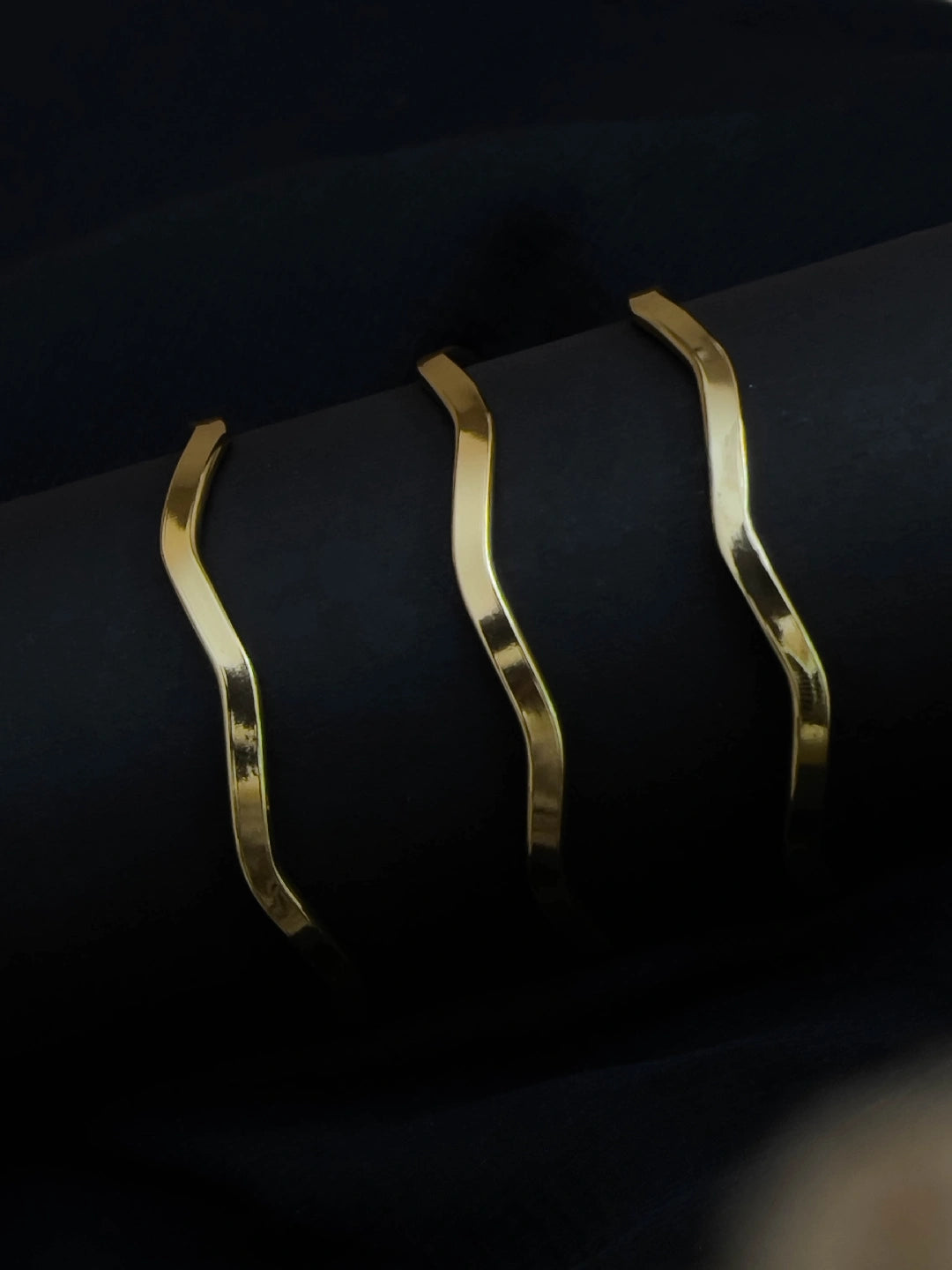 Ishhaara Set Of Three Textured Gold Bangle