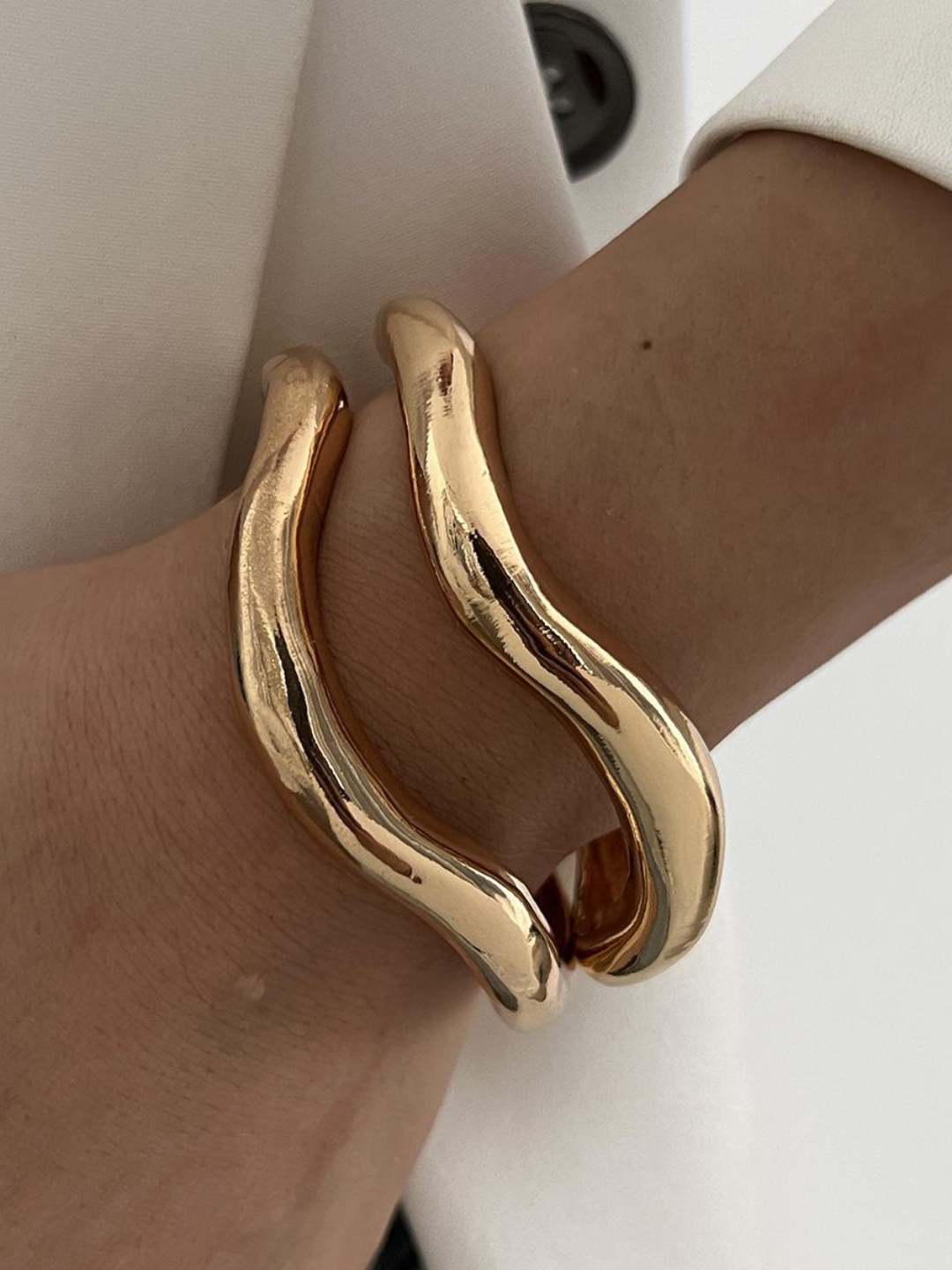 Ishhaara Set Of Two Sculpt Wave Bangle