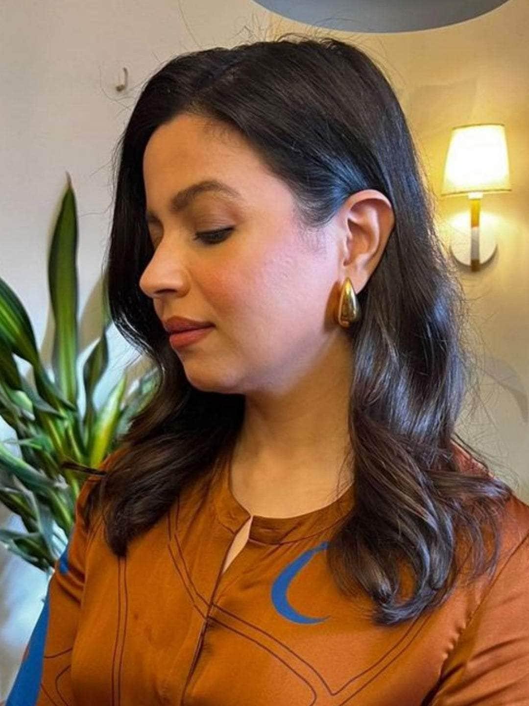 Ishhaara Shaheen Bhatt In Eggplant Earrings