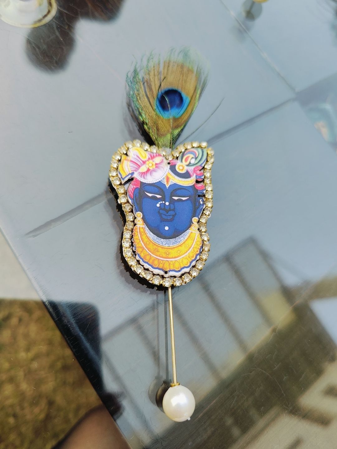 Ishhaara Shreenath Ji Brooch